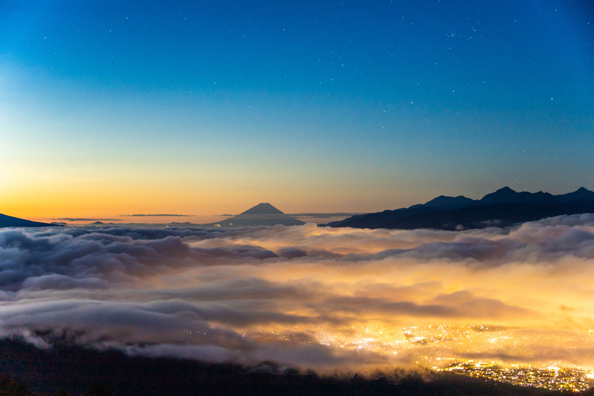 輝く雲海 高ボッチ山 塩尻市 長野県 について詳しく見る Find 47