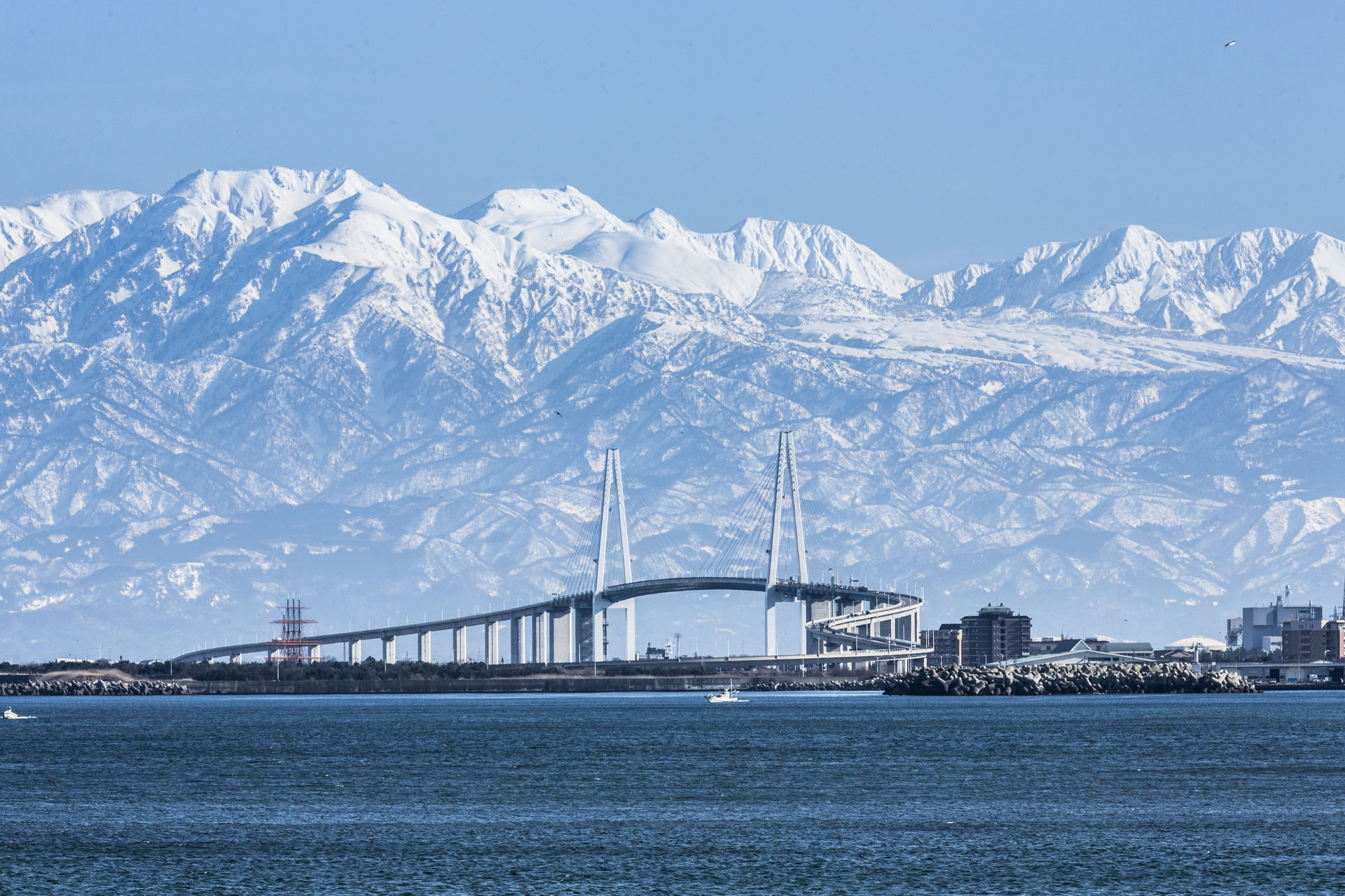 立山連峰と新湊大橋 富山県 について詳しく見る Find 47