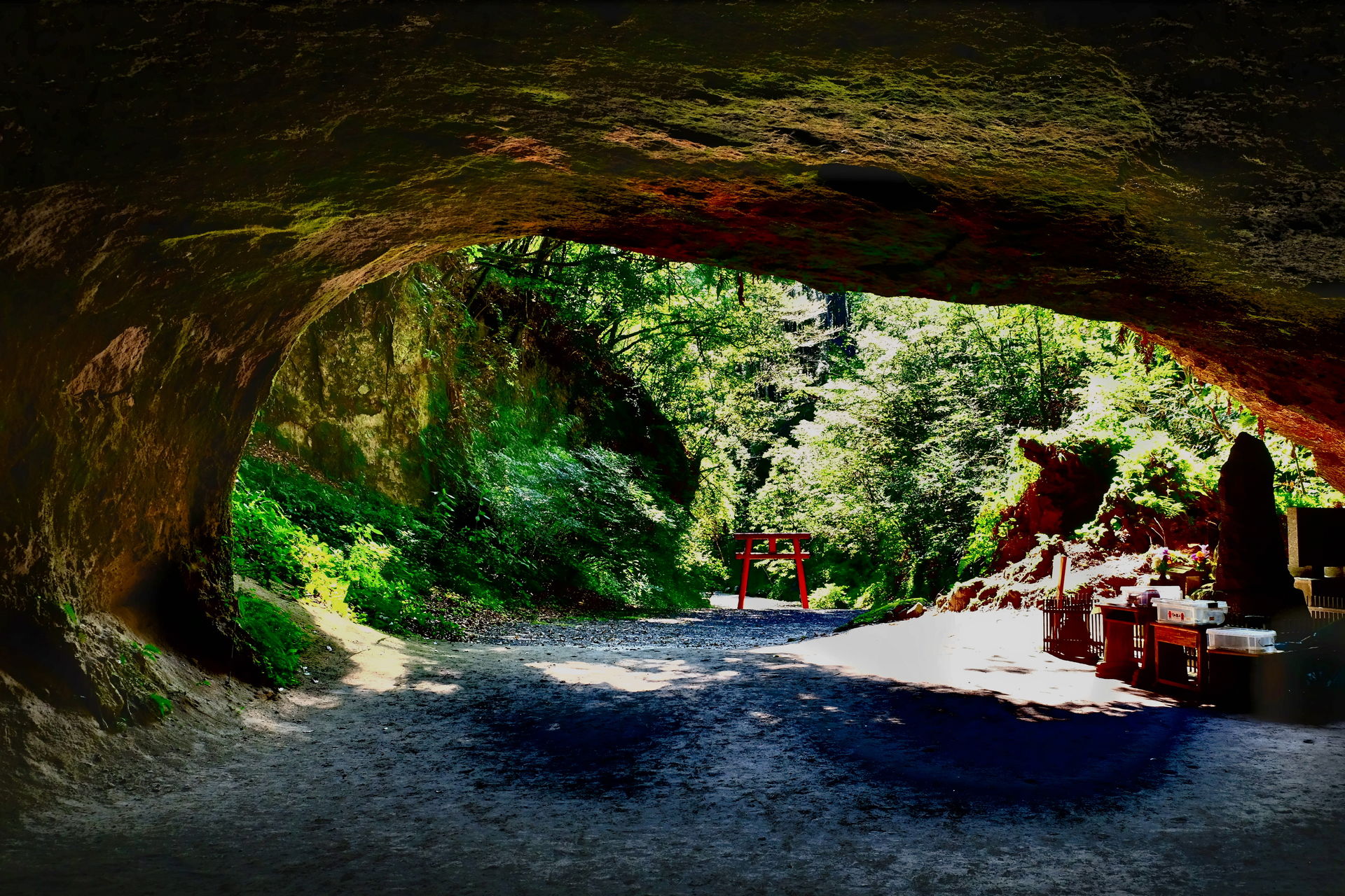 岩下洞穴