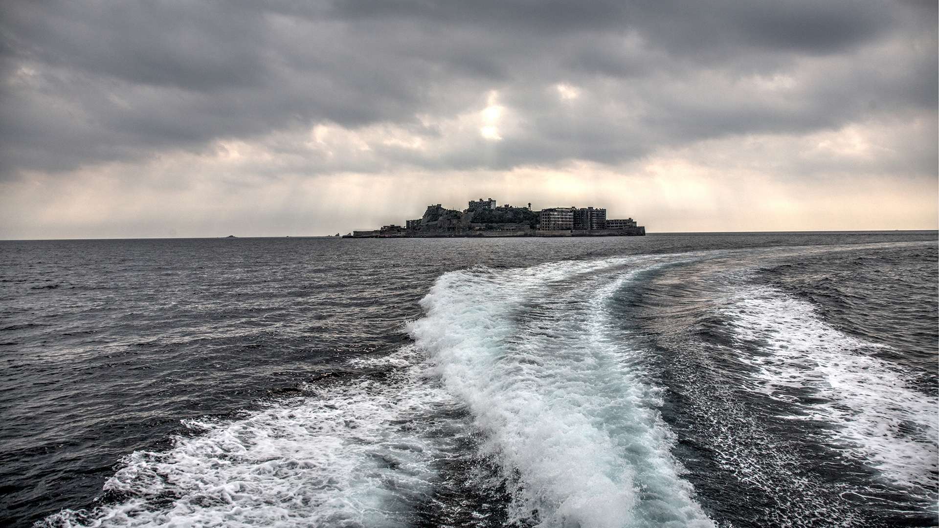軍艦島 by FIND47.JP